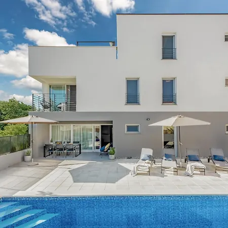 San For 6 Persons In Medulin With Fitness And Only 2 Km From The With Sea View Villa Ližnjan